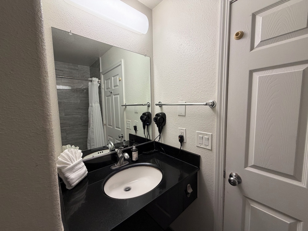 Motel 6 Monterey Downtown 64/66