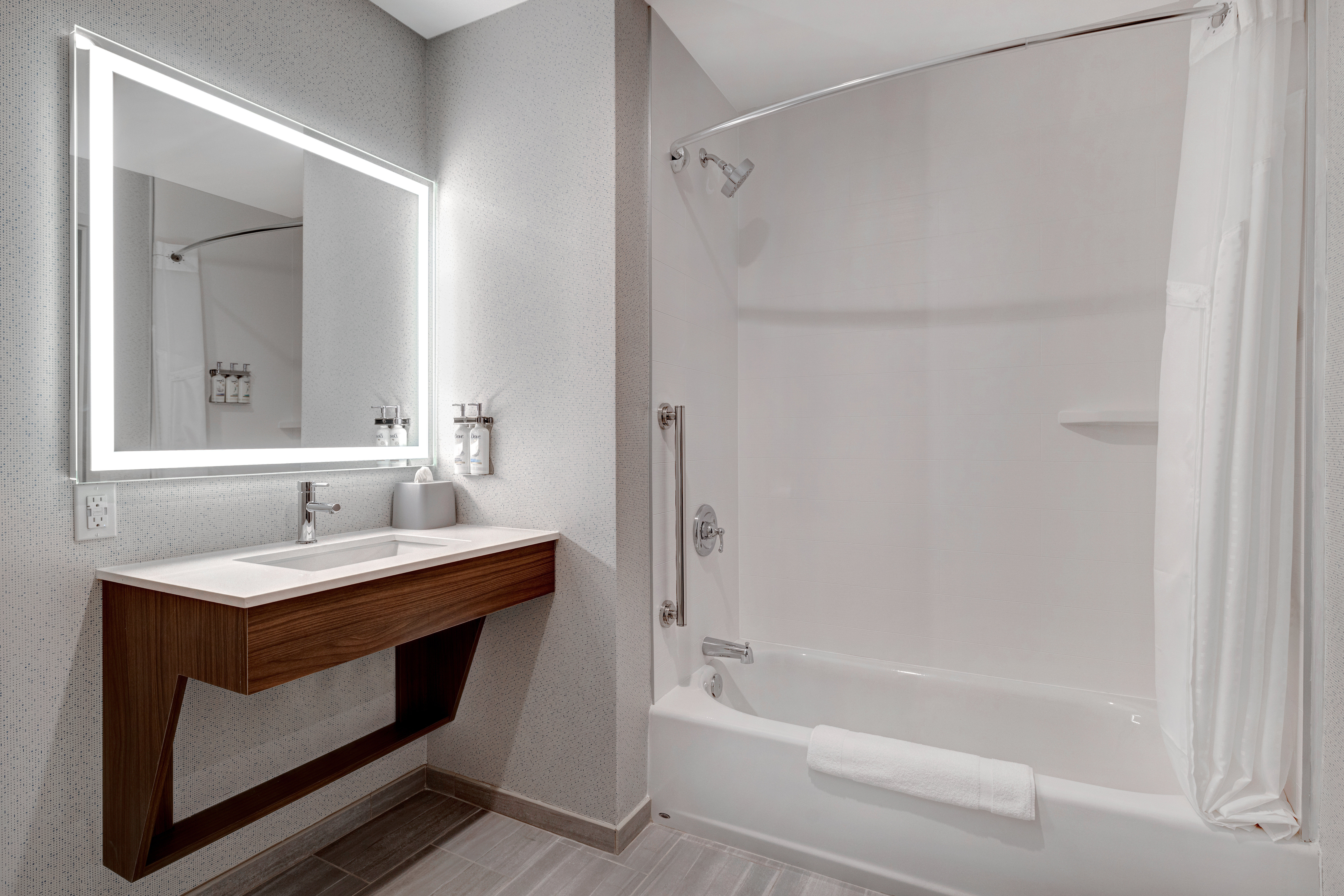 Holiday Inn Express and Suites Glendale Downtown 44/44