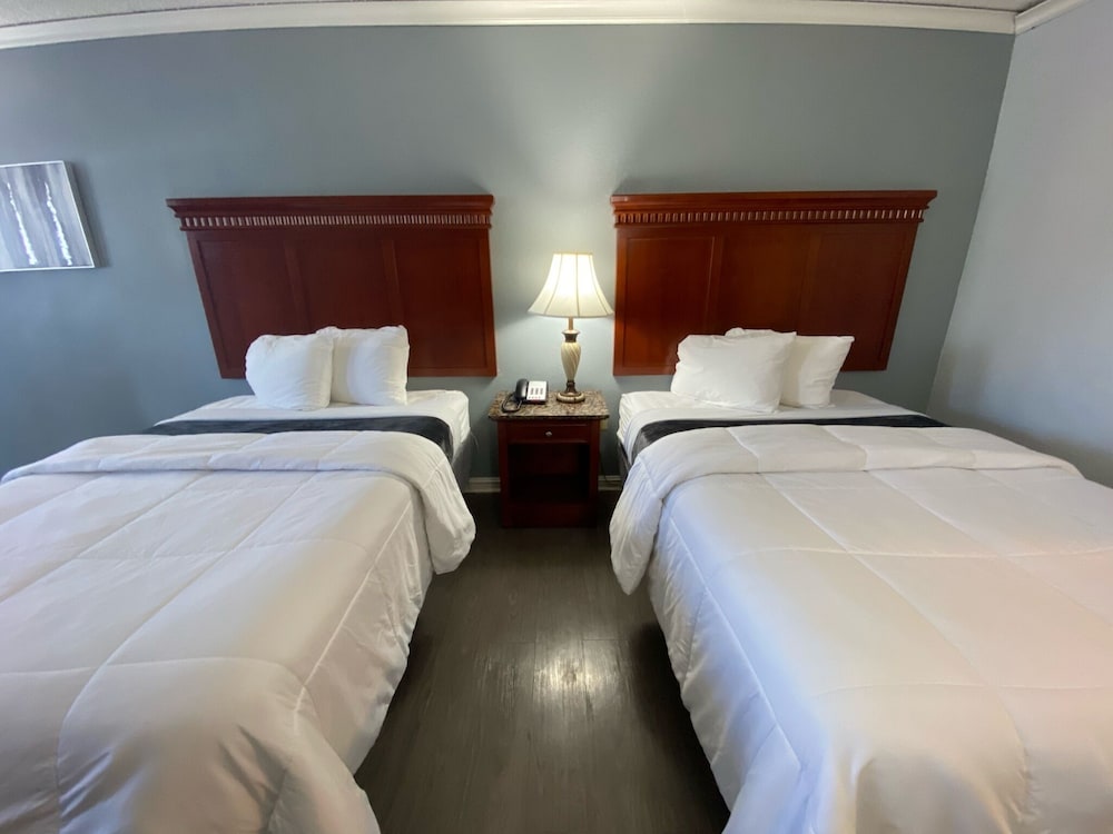 Antioch Quarters Inn and Suites 16/54
