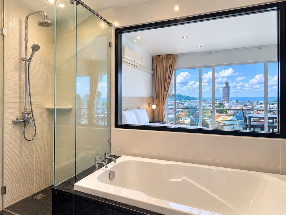 Oceanview Treasure Hotel & Residence 57/58