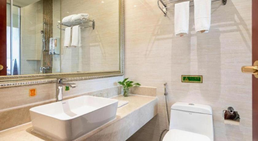 Vienna Hotel (Zhongshan Guzhen Lighting Expo Center) 56/60