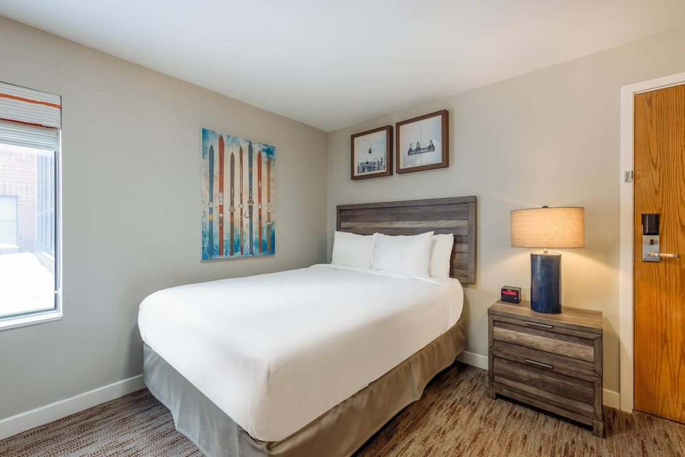 STUDIO, QUEEN BED