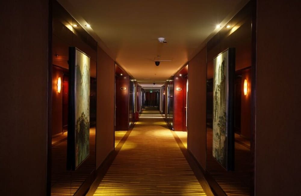 Royal Prince Hotel 31/35