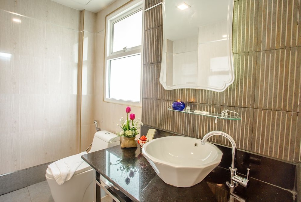 Saint Tropez Beach Resort Hotel 72/74