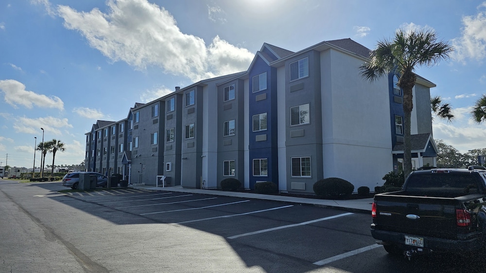Microtel Inn & Suites By Wyndham Bushnell 12/24