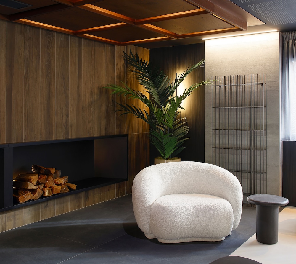 Nuvo Hotel Boutique 25/50