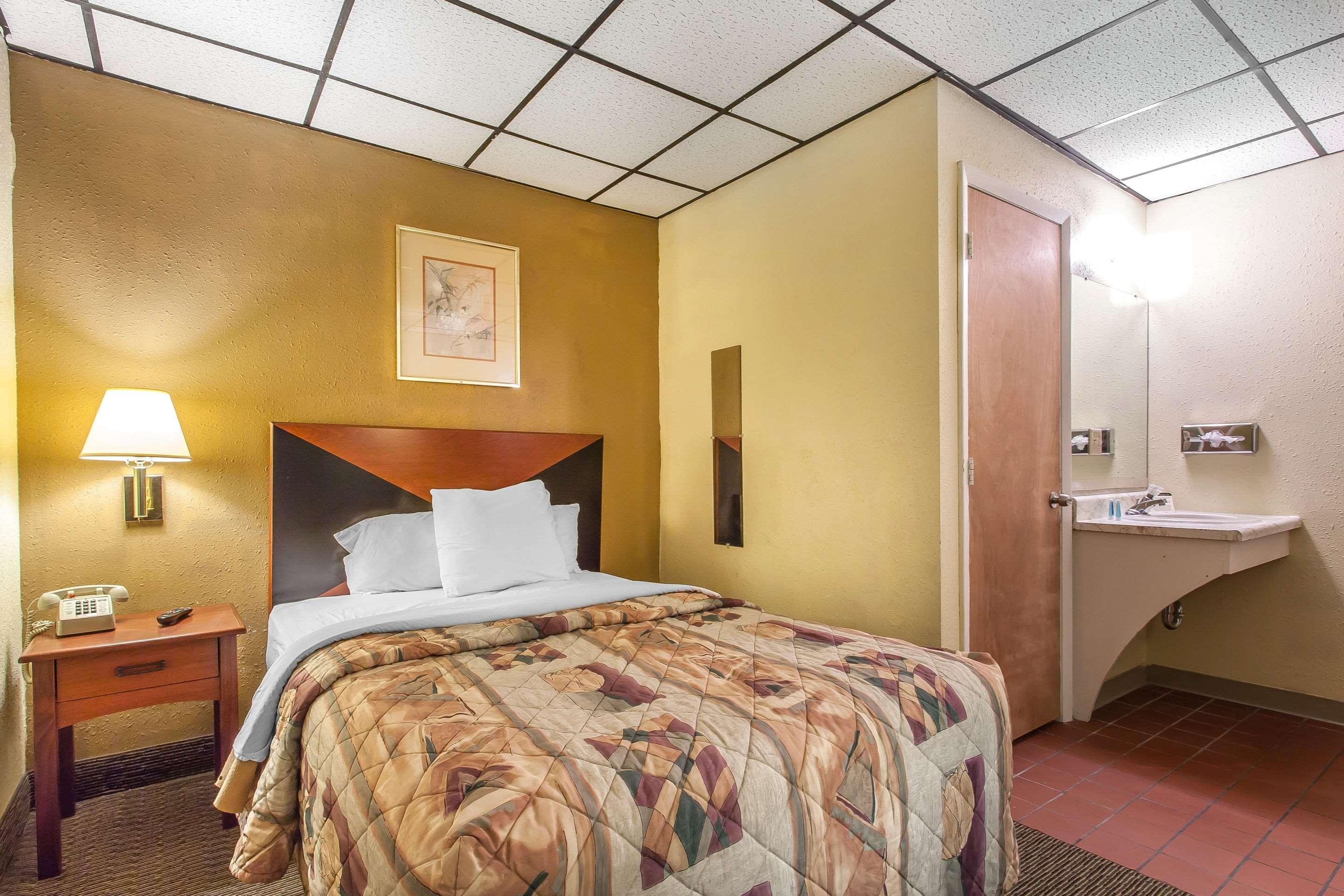 ROOM, DOUBLE BED