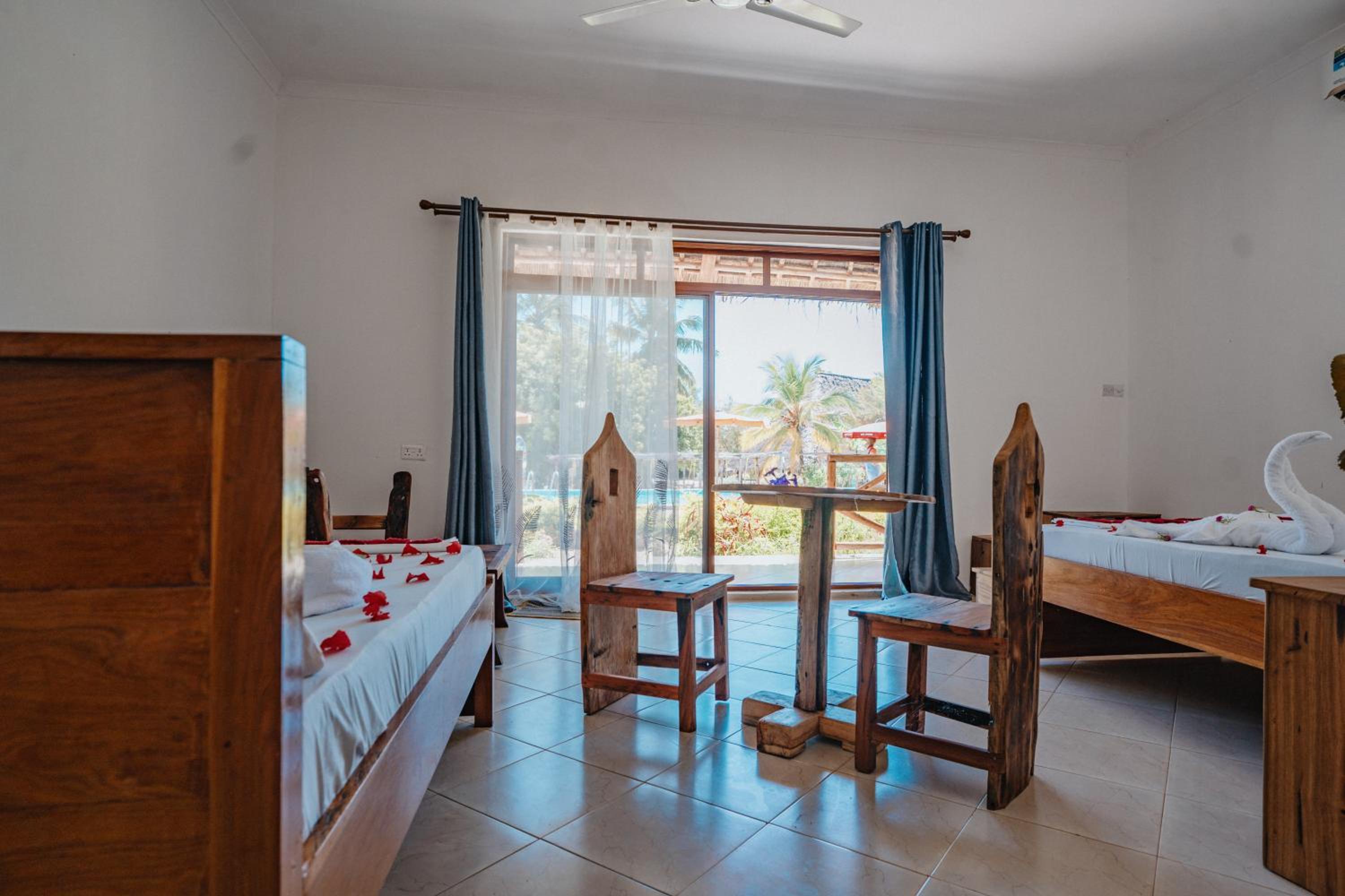 غرفة بسريرين منفصلين بإطلالة على المسبح، Bella Vista Resort Zanzibar 2/5