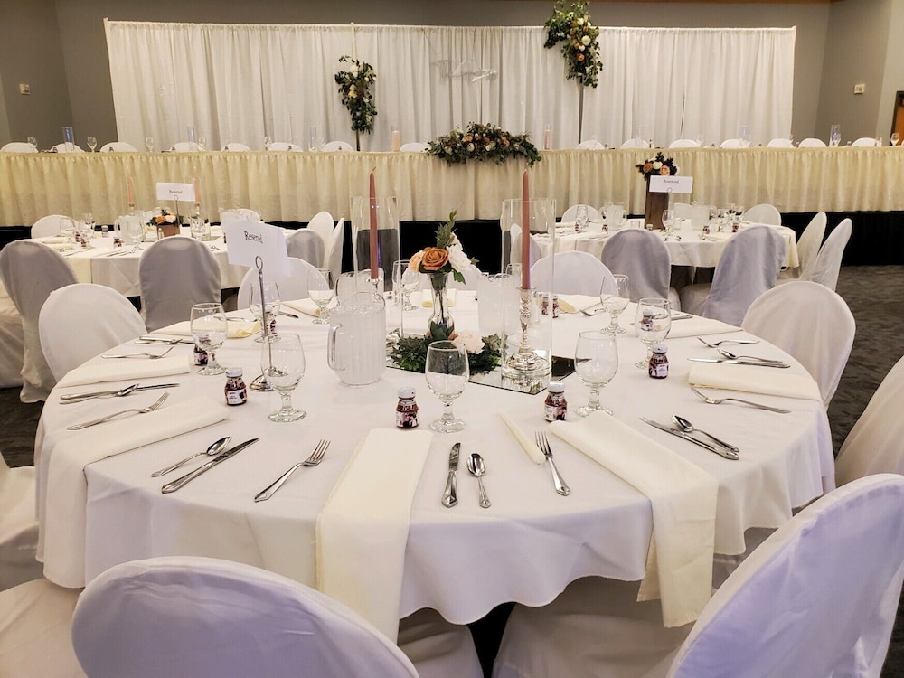 Crossroads Hotel Huron Event Center 35/50