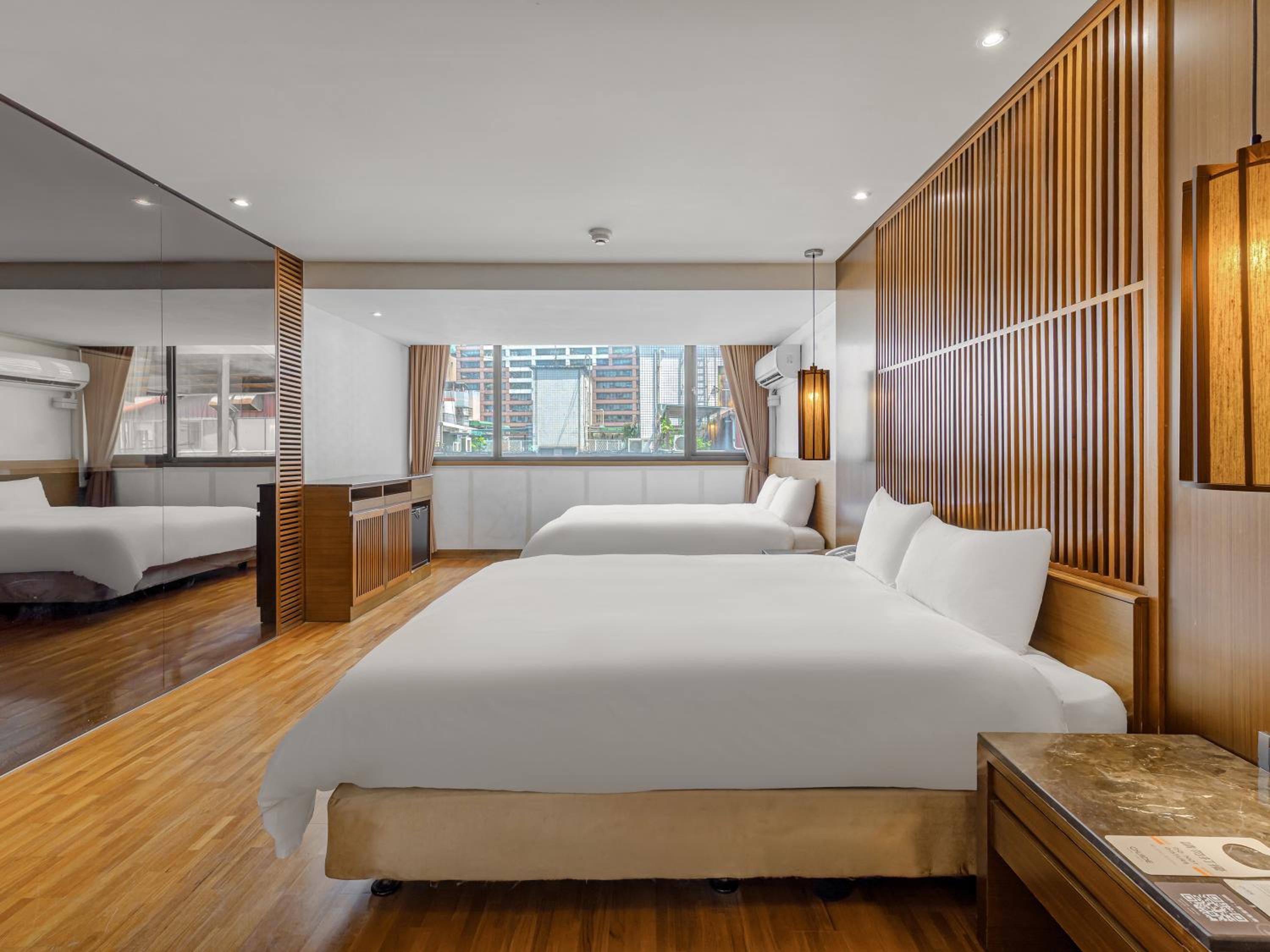Deluxe, Quadruple, 2 Double Beds