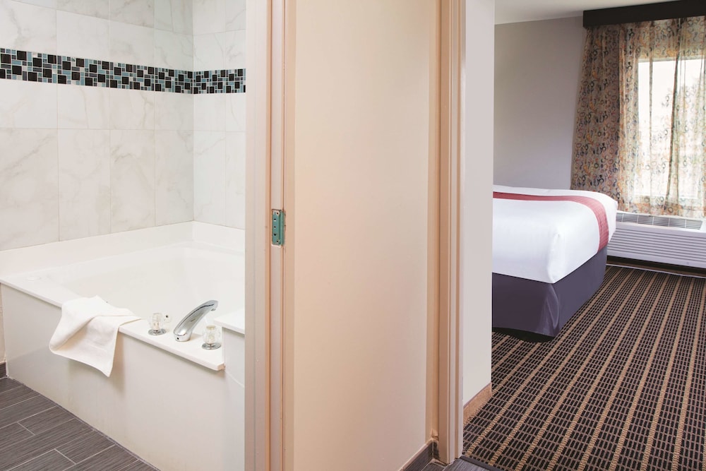 La Quinta Inn Suites Rockford 19/54