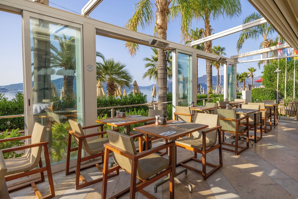 The Beachfront Hotel - Adults Only +16 32/49
