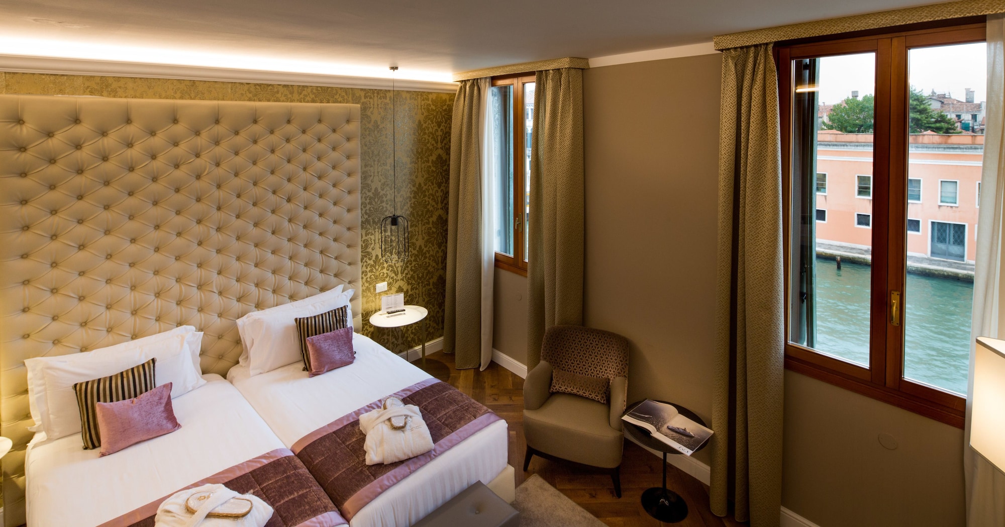 DELUXE, QUEEN BED, CANAL VIEW, SOFA