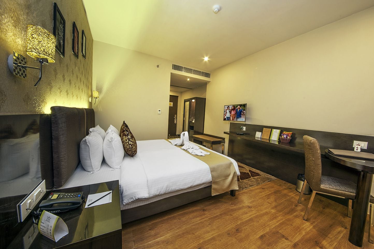 Green, King Bed، The Fern Residency Kolkata 3/3