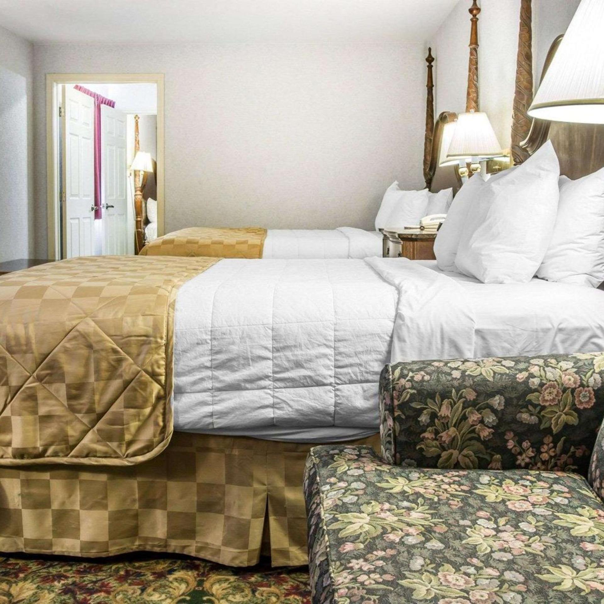 جناح بسرير كوين بإطلالة على البحيرة، Clarion Hotel Mackinaw City Beachfront 2/2