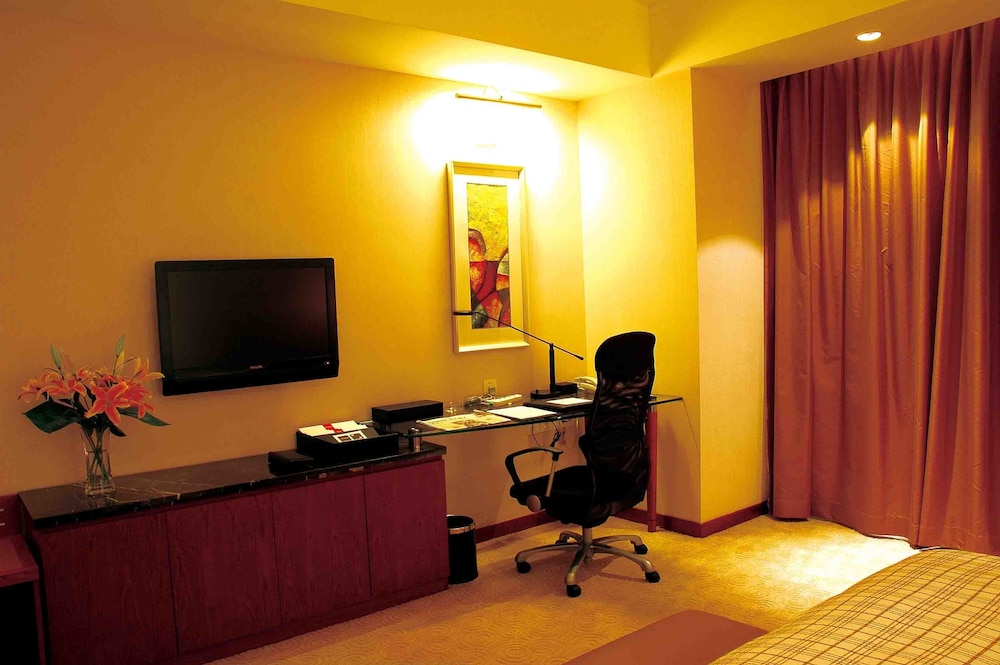Merryland Traders Hotel 18/20