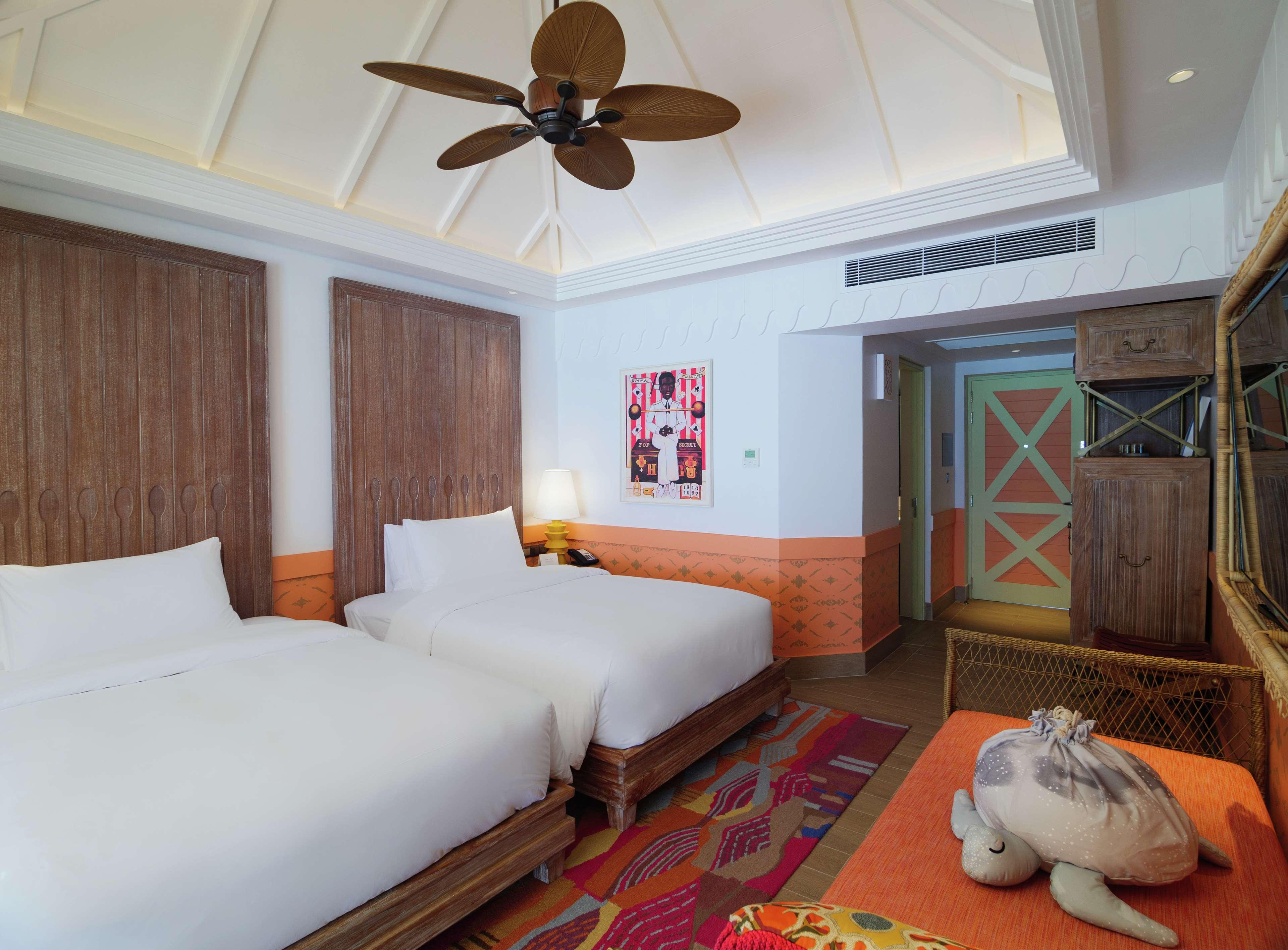 BEACH, TWIN BEDS