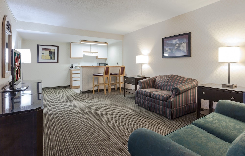 Red Roof Inn & Suites DeKalb 36/40