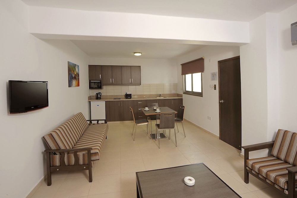 Petrosana Hotel Apartments 30/36