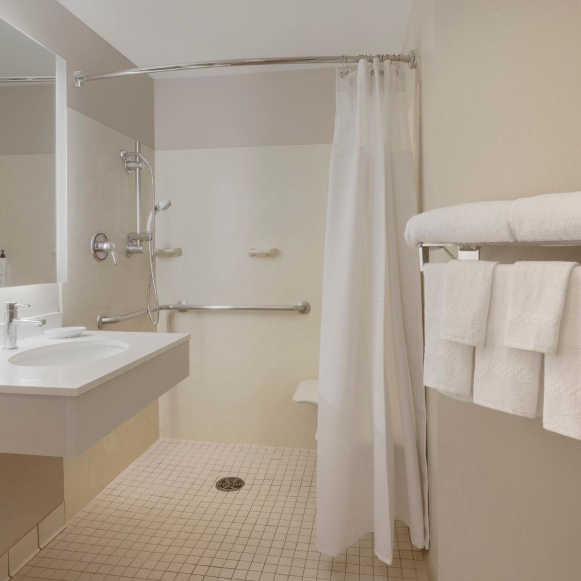 جناح بسريرين مزدوجين مع أريكة بحوض استحمام لذوي الإعاقة، Springhill Suites By Marriott Newark Liberty International 8/8