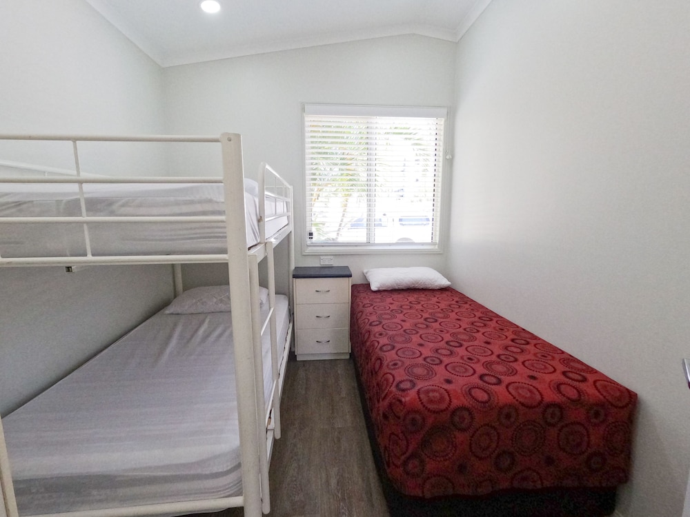 2 Bedrooms, Villa, 1 Queen and 1 Single Bed, Bunk Bed, Alex Beach Cabins and Tourist Park 2/3