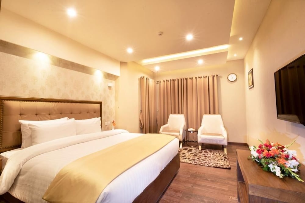 DELUXE, KING BED