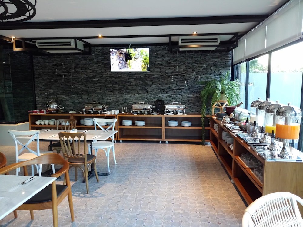 Natee the Riverfront Hotel Kanchanaburi 24/38