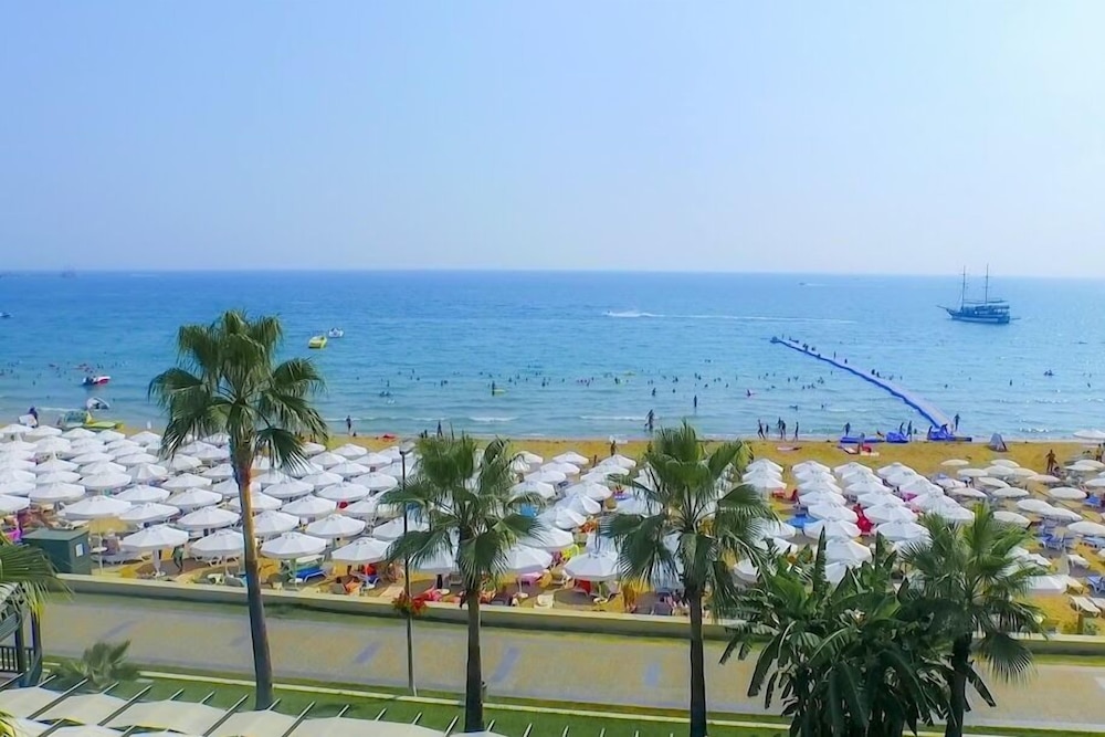 Sandy Beach Hotel 26/48