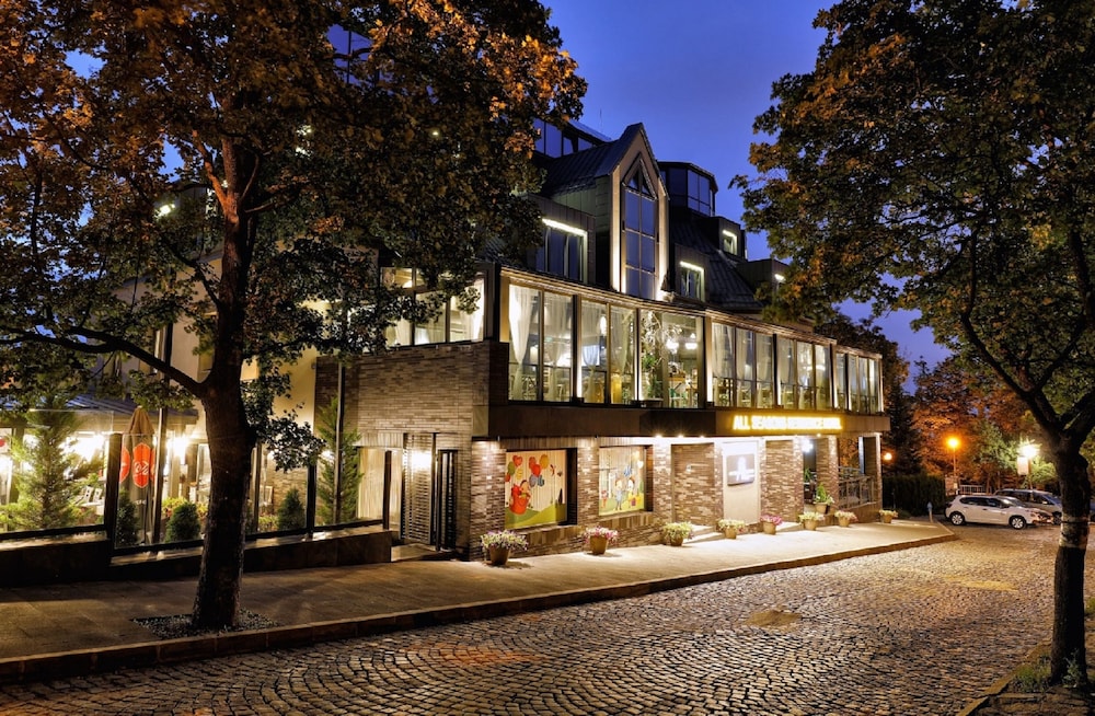 All Seasons Residence Hotel 64/68
