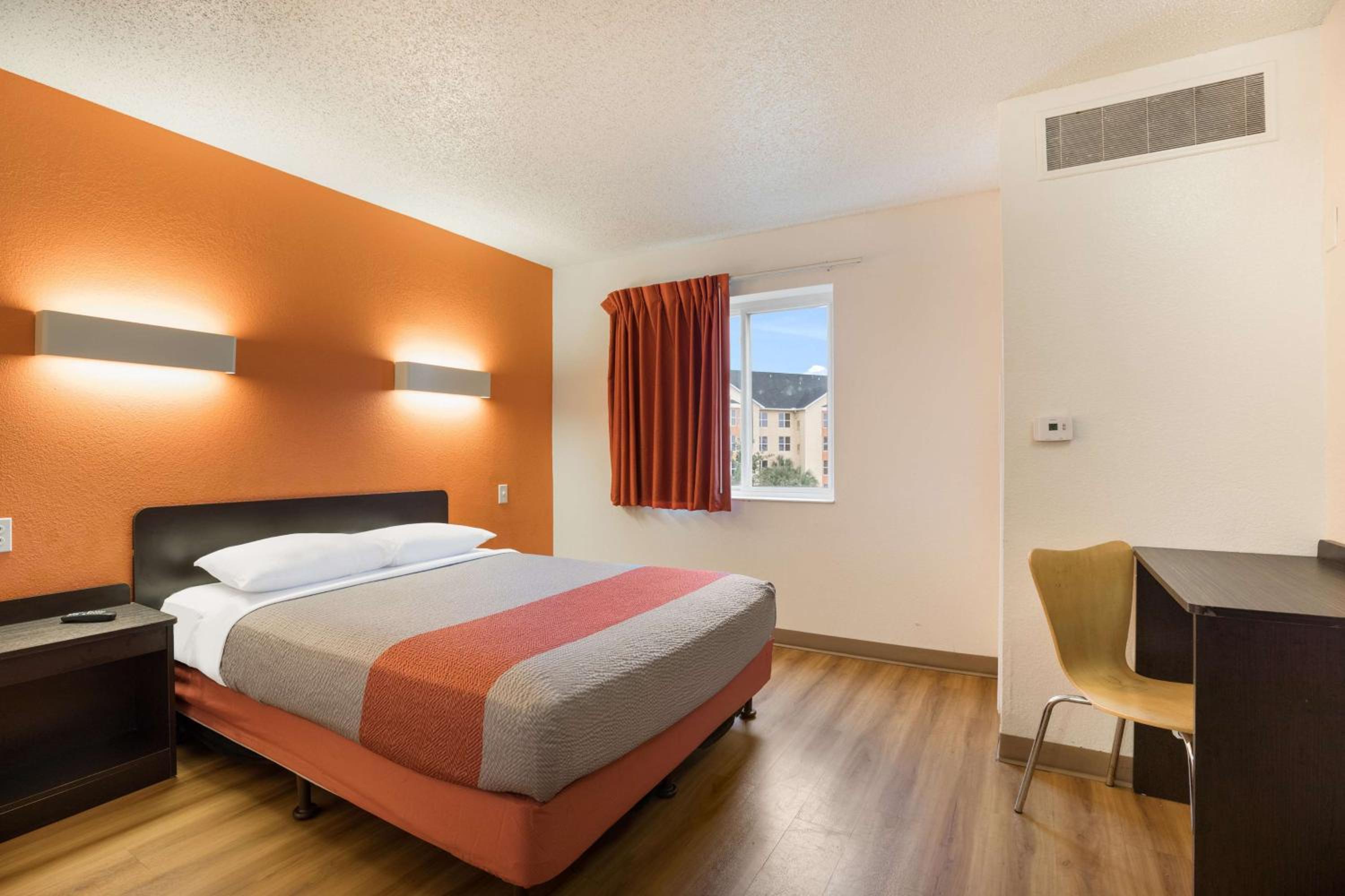 ROOM, QUEEN BED