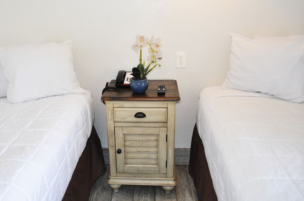 Holiday Terrace Beachfront Hotel, a By The Sea Resort 19/50