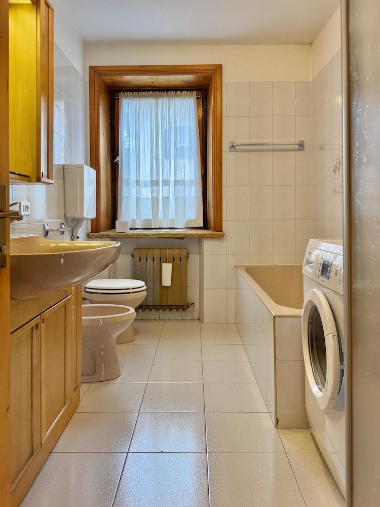 Roulette Apartments 50/50
