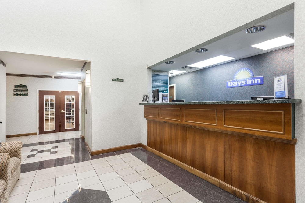 Days Inn & Suites by Wyndham Huntsville 5/19