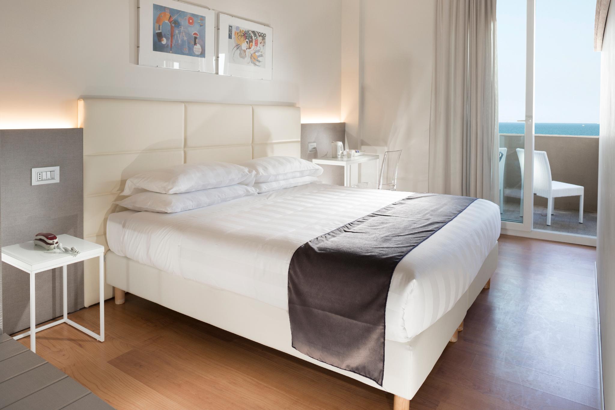 Room, Double or Twin Bed, Sea Front