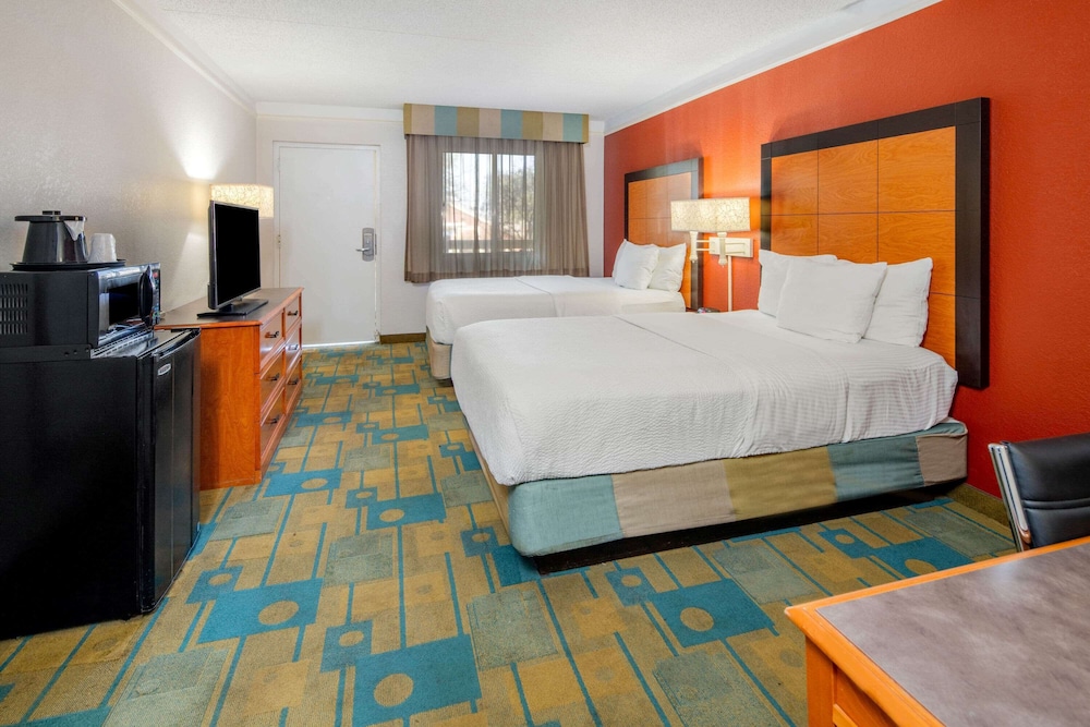 La Quinta Inn & Suites by Wyndham Irvine Spectrum 14/49