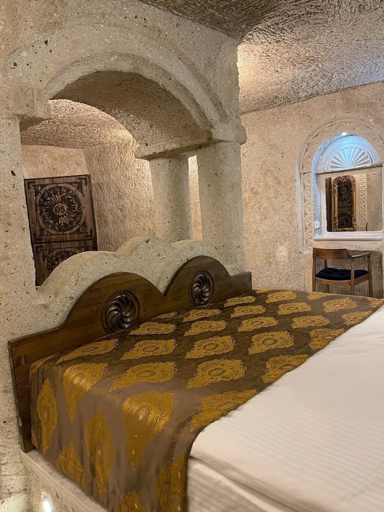 Empire Cave Hotel 25/50