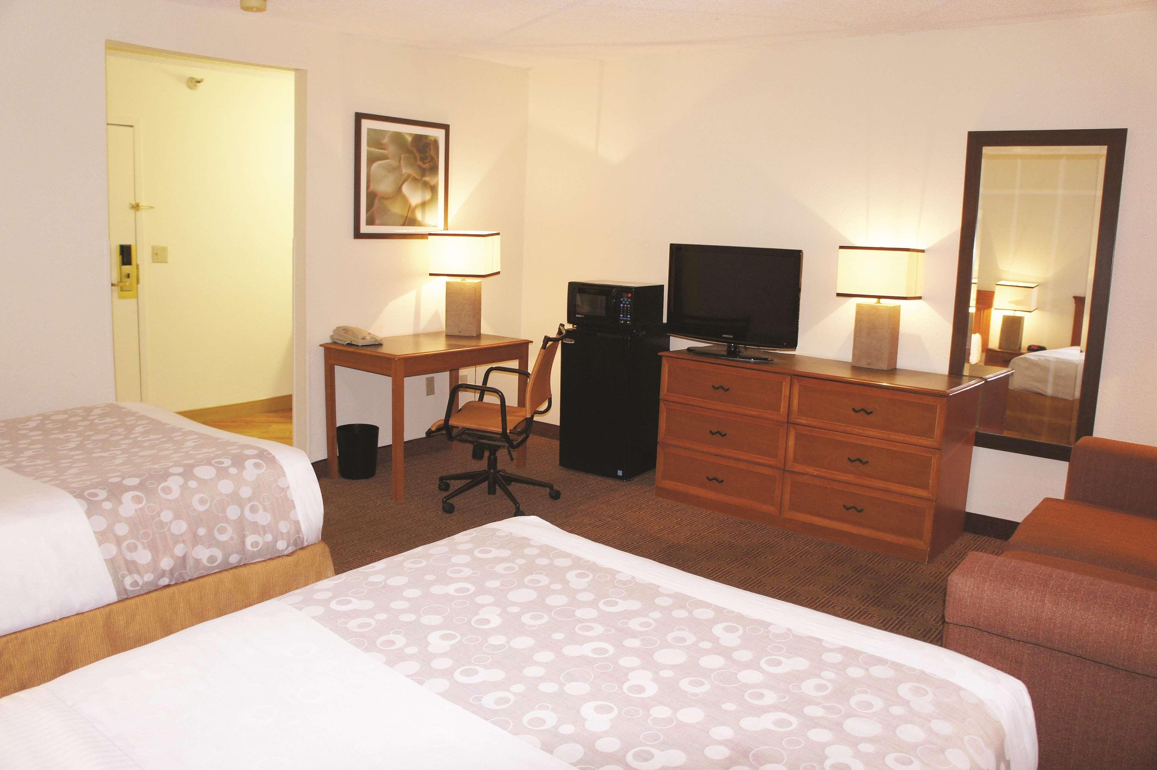 Hotel Kansas City North 8/15