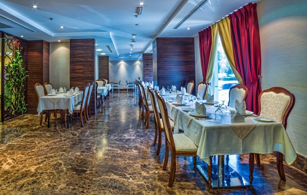 restaurant cafeteria