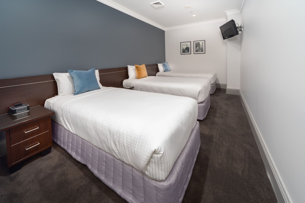 2 Bedrooms, Back, Apartment, 1 Queen and 3 Single Beds