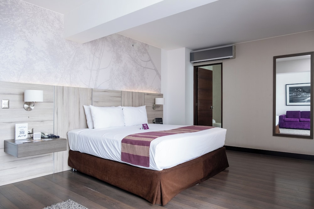 Senior, Suite, King Bed, Sofa, Jetted Tub