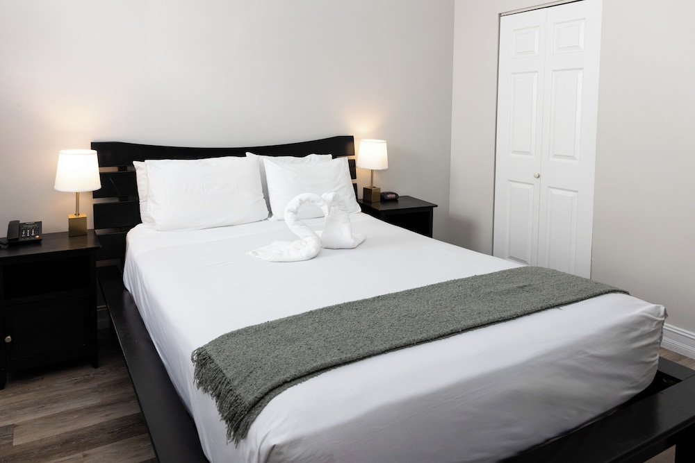 SUITE, QUEEN BED, SOFA, ACCESSIBLE