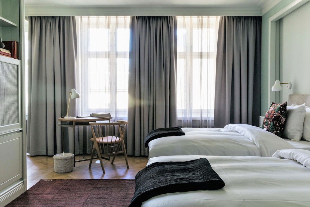 COMPANION, TWIN BEDS