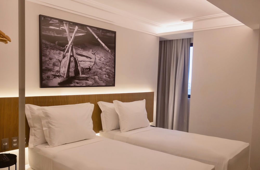 STANDARD, DOUBLE OR TWIN BED, PARTIAL SEA VIEW
