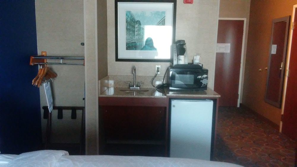 Holiday Inn Express Hotel And Suites Manchester Airport 10/72