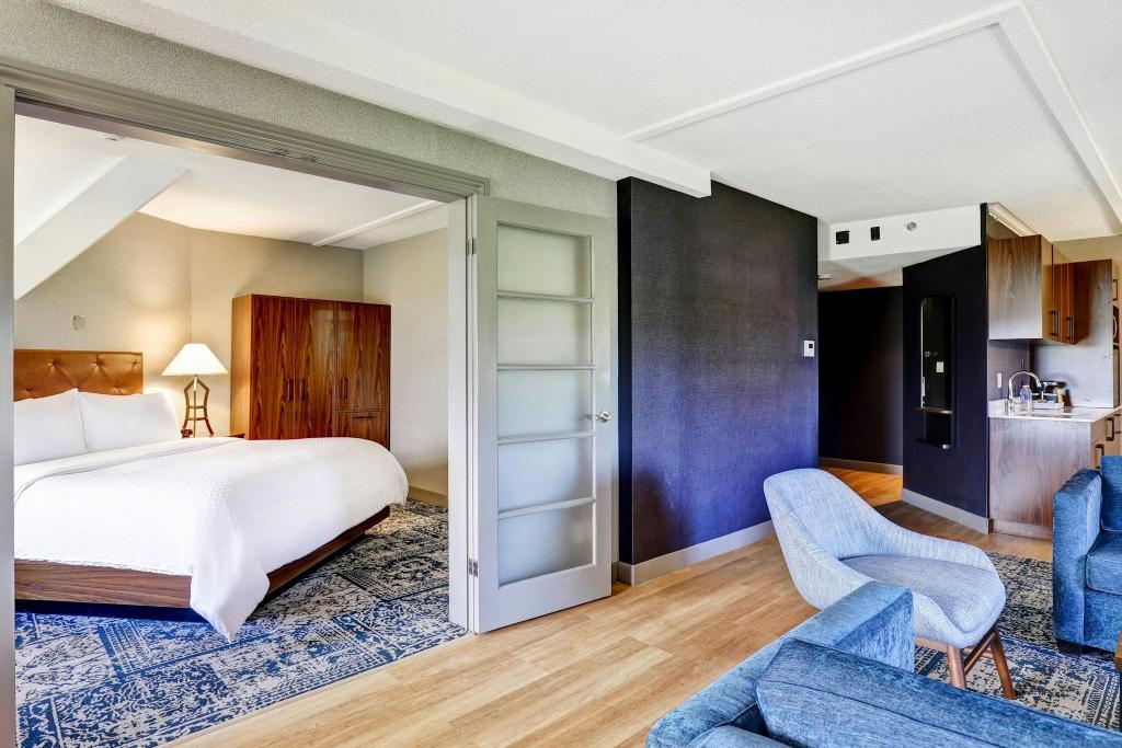 1 Bedroom, Suite, King Bed, Dining Area, Hot Tub, Kitchenette, Bathtub, Large