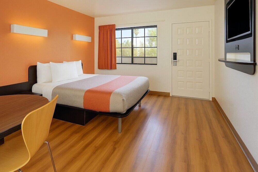 1 Queen Bed Premium, Mini Fridge, Motel6 Carlsbad, CA Beach 9/10
