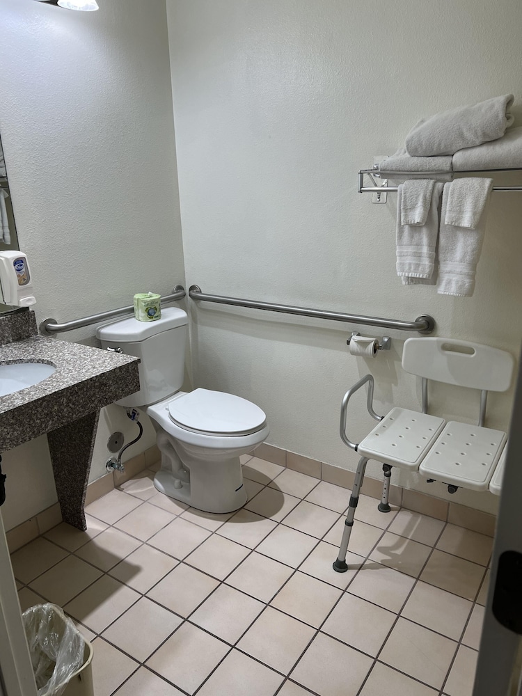 Room, King Bed, Accessible, Days Inn by Wyndham Lake Point 2/3