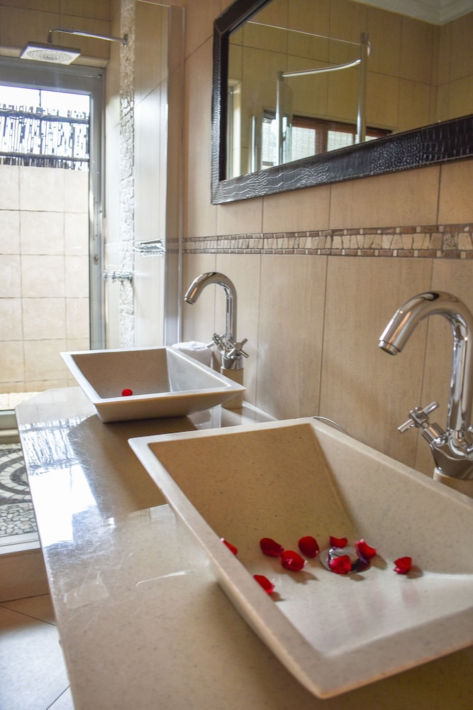 Waterfalls Boutique Hotel 50/50