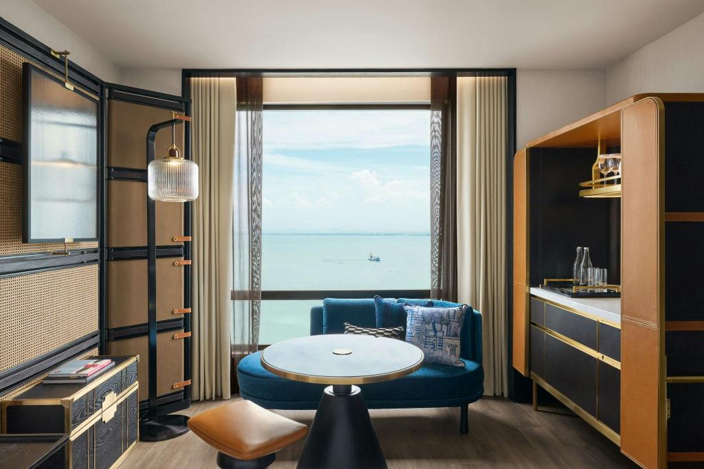 Merchant, Guest Room, Executive, King Bed, Sea View, High Floor، The Millen Penang, Autograph Collection 3/5