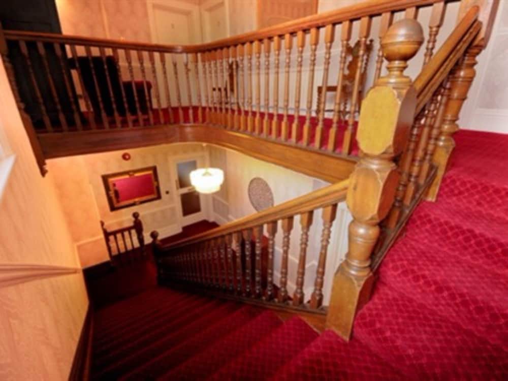 Denewood Hotel - Guest Accomodation 36/48